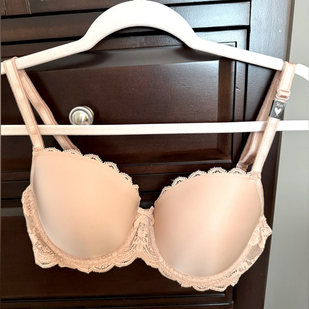 Victoria’s Secret Elegant Lace Trimmed Bra in Nude Color